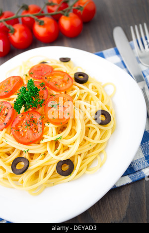 Nudeln mit Cherry-Tomaten in Scheiben geschnitten Stockfoto