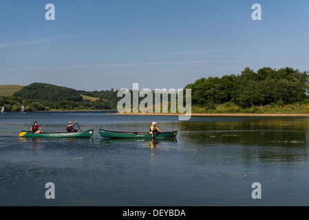 Carsington Reservoir mit Menschen Rudern zwei Kanus auf dem Wasser Derbyshire Peak District National Park UK Stockfoto