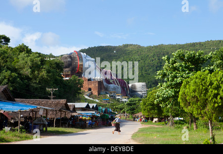 Zu gewinnen Sein Taw Ya, Fuß der 560 liegenden Buddha in Yadana Tauang Burma. Eines der größten Buddha-Statue der Welt. Stockfoto