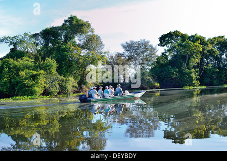 Brasilien, Pantanal: Touristen mit Guide fahren Motorboot am Fluss Claro Stockfoto