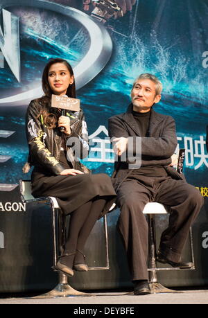 Hong Kong, China. 23. September 2013. Peking, China. 23. September 2013. Angelababy-Darsteller und Regisseur Tsui Hark besuchen die Premiere des neuen Films "Young Detective Dee: Rise of the Sea Dragon" in der Tsinghua Universität in Peking am Montag Sep 23, 2013. © TopPhoto/Alamy Live News © Top Foto Corporation/Alamy Live News Stockfoto