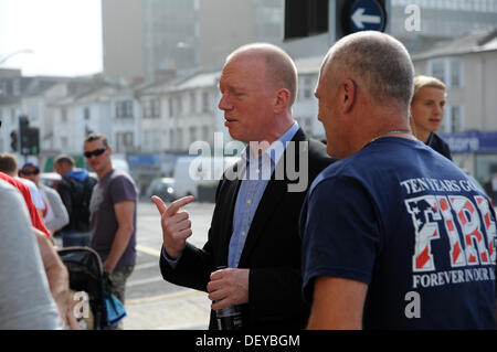 General Secretary fuer dem Fire Brigades Union Matt Wrack schließt sich Feuerwehrleute auf die Streikposten außerhalb der Preston Zirkus Feuerwache in Brighton. Stockfoto