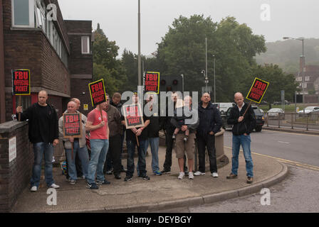 High Wycombe, England. 25. September 2013. High Wycombe Feuerwehrleute nahmen an einer vierstündigen Generalstreik aufgerufen durch die Feuerwehr Union (FBU) über Änderungen auf Renten. Bildnachweis: Peter Manning/Alamy Live-Nachrichten Stockfoto