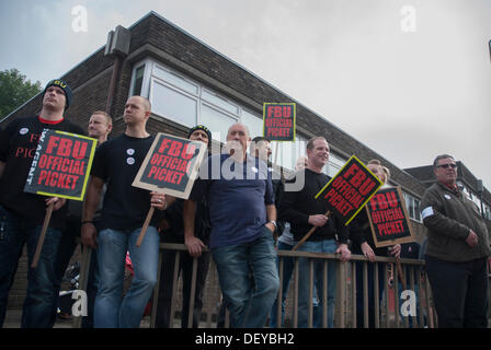 High Wycombe, England. 25. September 2013. High Wycombe Feuerwehrleute nahmen an einer vierstündigen Generalstreik aufgerufen durch die Feuerwehr Union (FBU) über Änderungen auf Renten. Bildnachweis: Peter Manning/Alamy Live-Nachrichten Stockfoto