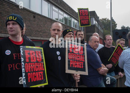 High Wycombe, England. 25. September 2013. High Wycombe Feuerwehrleute nahmen an einer vierstündigen Generalstreik aufgerufen durch die Feuerwehr Union (FBU) über Änderungen auf Renten. Bildnachweis: Peter Manning/Alamy Live-Nachrichten Stockfoto