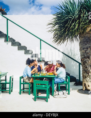 Menschen in Casa Museo del Campesino Farm Museum Mozaga Lanzarote Kanarische Inseln Spanien Europa Essen Stockfoto