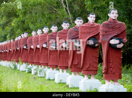 Statuen, die entlang der Straße zu gewinnen Sein Taw Ya, 560 Fuße liegende Buddha in Yadana Tauang Burma. Eines der größten Buddha-imag Stockfoto