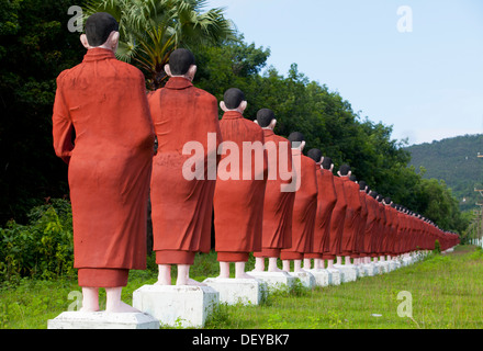 Statuen, die entlang der Straße zu gewinnen Sein Taw Ya, 560 Fuße liegende Buddha in Yadana Tauang Burma. Eines der größten Buddha-imag Stockfoto