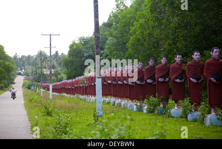 Statuen, die entlang der Straße zu gewinnen Sein Taw Ya, 560 Fuße liegende Buddha in Yadana Tauang Burma. Eines der größten Buddha-imag Stockfoto