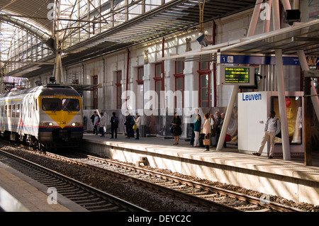 Passagiere auf Plattform bei Leuven Railway station Belgien Stockfoto