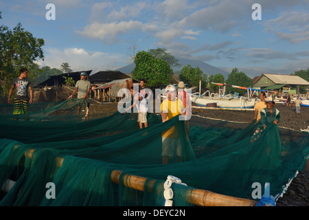 Indonesien, Insel Bali, Fischerei Dorf von Amed, entwirren die Fäden nach der Rückkehr vom Fischen Fischer Stockfoto