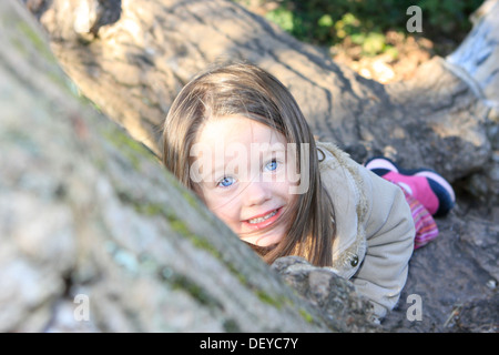 Kleines Mädchen, drei Jahre einen Kletterbaum Stockfoto