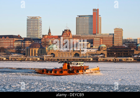 Ein Schlepper auf der winterlichen Elbe im Hamburger Hafen, Landungsbrücken, Landungsbrücken, Hamburg Stockfoto