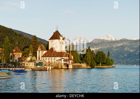 Schloss Oberhofen Burg auf dem Thunersee, Berner Oberland mit den Bergen Moench, Eiger und Jungfrau an der Rückseite, Berner Oberland Stockfoto