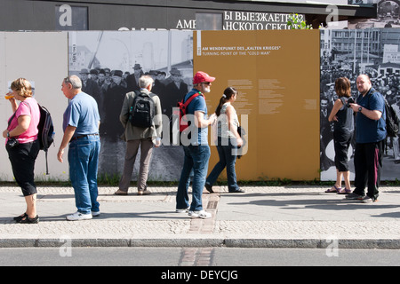 Sommer am Checkpoint Charlie - Berlin, Deutschland und Kopfsteinpflaster zeigt den Verlauf der Mauer Stockfoto