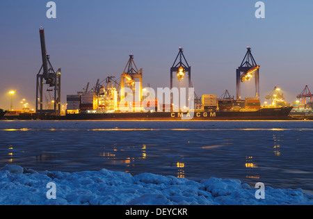 Ein Containerschiff ist im Hamburger Hafen, terminal Burchardkai Hamburg entladen. Stockfoto