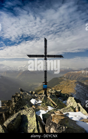 Gipfelkreuz am Bettmerhorn Berg, mit Blick auf das Rhonetal und die Walliser Alpen, Bettmeralp, Wallis, Schweiz, Europa Stockfoto