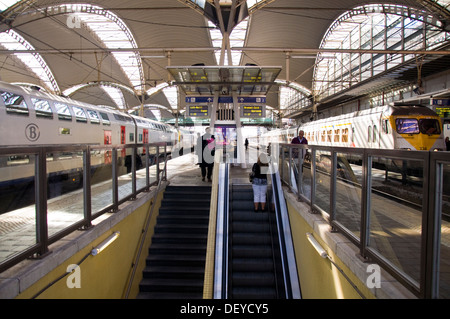 Passagiere auf Plattform bei Leuven Railway station Belgien Stockfoto