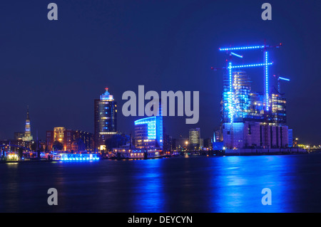 Blau beleuchteten Gebäuden an der Kehrwiderspitze im Hamburger Hafen auf der Cruise Days 2010, Kunstprojekt "Blue Port" Stockfoto