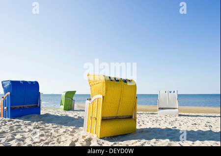 Coloruful Liegestühle am Strand in der Nähe von Wyk auf Föhr, Insel Föhr, Nordfriesischen Inseln, Schleswig-Holstein Stockfoto