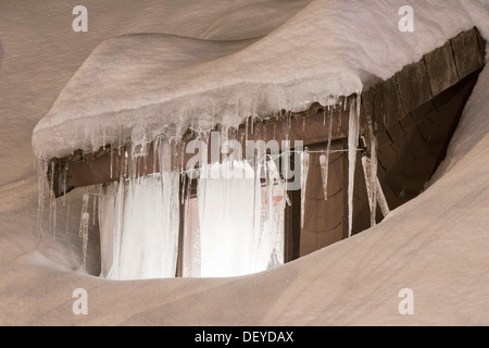 Verschneite Dachgaube auf ein Haus in St. Andreasberg, Harz, Niedersachsen Stockfoto