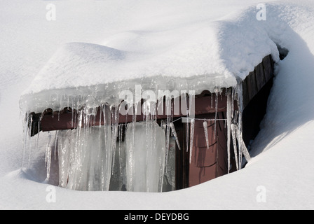 Verschneite Dachgaube auf ein Haus in St. Andreasberg, Harz, Niedersachsen Stockfoto