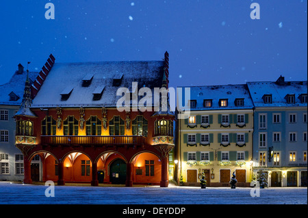 Historisches Kaufhaus in tief verschneiten Muensterplatz Square bei Nacht, Freiburg, Schwarzwald, Baden-Württemberg Stockfoto