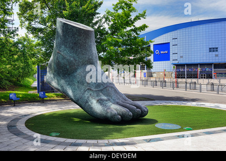 Skulptur des Fußes der Fußballlegende Uwe Seeler der Künstlerin Brigitta Schmitges auf Bahre Gebiet, Hamburg, Deutschland, Europa, S Stockfoto