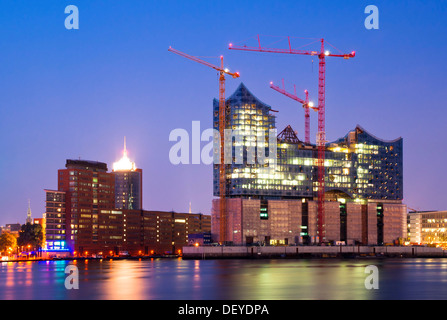 Elbphilharmonie, Baustelle bei Dämmerung, HafenCity, Hamburg Stockfoto