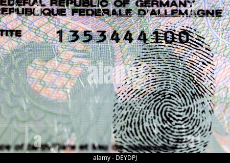 Deutschen Personalausweis mit Fingerabdruck, Speicherung biometrischer Daten Stockfoto