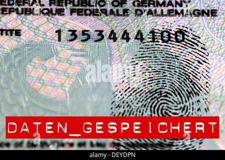 Deutschen Personalausweis mit Fingerabdruck, Speicherung biometrischer Daten Stockfoto