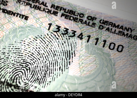 Deutschen Personalausweis mit Fingerabdruck, Speicherung biometrischer Daten Stockfoto