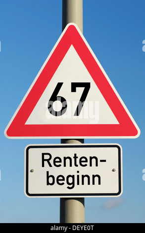 Warnschild, Rentenalter von 67 Stockfoto