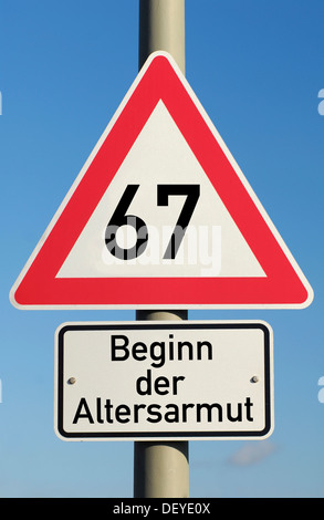 Warnschild, Renten- und Alter Armut beginnen im Alter von 67 Stockfoto