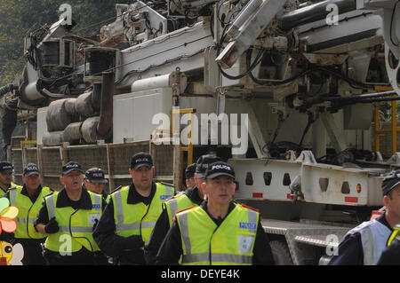 Balcombe, West Sussex, UK. 25. September 2013. Polizisten waren extrem eskortieren LKW innerhalb und außerhalb der Cuadrilla Website unter Balcombe, West Sussex, UK heute Morgen 25 September beschäftigt. Dieses Bild zeigt die wichtigsten Bohranlage auf Tieflader wird entfernt von Bestandteil die massive Polizeipräsenz, die völlig Demonstranten Unterzahl begleitet. Bildnachweis: David Burr/Alamy Live-Nachrichten Stockfoto