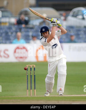 Luke Wright von Sussex schlagen sich gegen Durham während der zweiten Tage spielen in ihrem LV Meisterschaft Cricket-Spiel in Hove heute Stockfoto