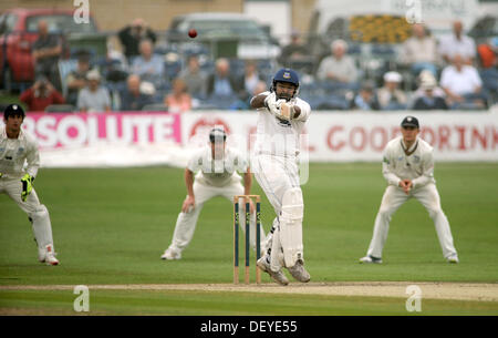 Ashar Zaidi von Sussex Haken den Ball an der Grenze gegen Durham, während das zweite Tage spielen in ihrem LV Meisterschaft Cricket-Spiel in Hove heute Stockfoto