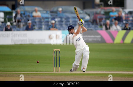 Luke Wright von Sussex trifft auf dem Weg nach 87 Runs gegen Durham während der zweiten Tage spielen in ihrem LV Meisterschaft Cricket-Spiel in Hove heute Stockfoto