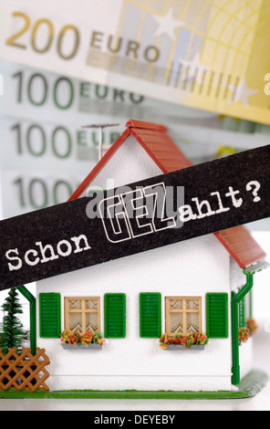 Miniaturhaus mit GEZ-Slogan "Schon GEZahlt? Stockfoto