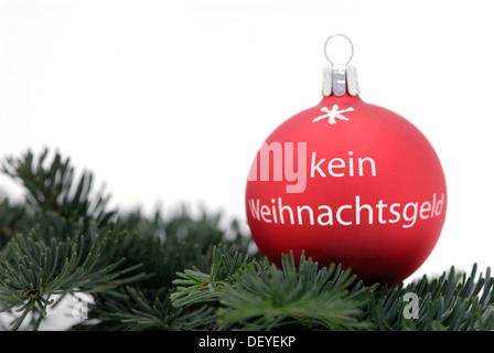 Weihnachtskugel mit der Aufschrift "Kein Weihnachtsgeld", Deutsch für "kein Weihnachtsgeld", Finanzkrise Stockfoto