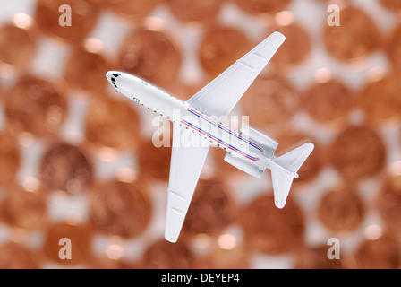 Miniatur-Flugzeuge über Cent-Münzen, Billigflieger Stockfoto