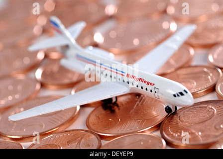 Miniatur-Flugzeuge auf Cent-Münzen, Billigflieger Stockfoto