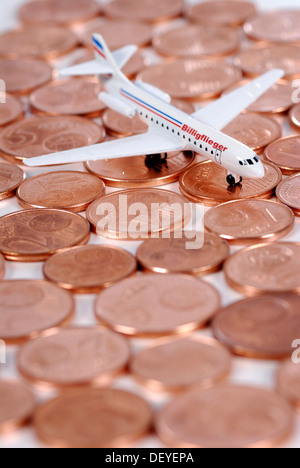 Miniatur-Flugzeuge auf Cent-Münzen, Billigflieger Stockfoto