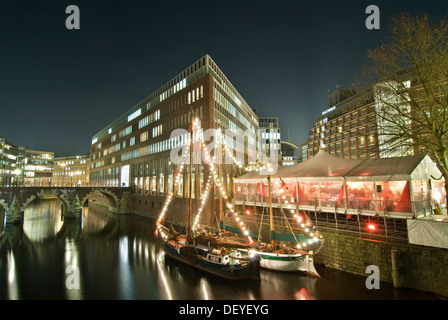 Weihnachtsmarkt Stadt Kanal Insel in Hamburg Stockfoto