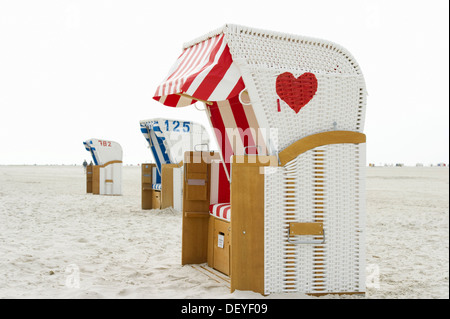 Überdachten Strandkorb mit einem roten Herz am Strand, Norddorf, Amrum, Amrum, Nordfriesischen Inseln, Schleswig-Holstein Stockfoto