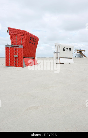 Überdachten Strand Strandkörben am Strand vor einem Haus auf Stelzen, St. Peter-Ording, Schleswig-Holstein, Deutschland Stockfoto