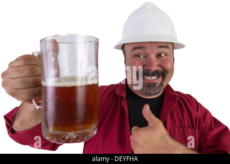 Glücklich Schutzhelm Arbeiten geben einen Daumen hoch für seine Bier Glas tragen rote Hemd zusammen mit seinem weißen Schutzhelm Stockfoto