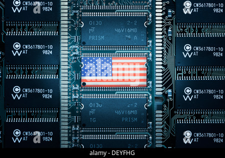 USA-Flagge am Computer Platin, Prisma Spaehprogramm, USA-Fahne Auf Computerplatine, Prisma Spähprogramm Stockfoto