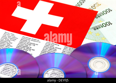 Schweizer Flagge, Adressliste und Daten-CD, symbolisches Bild Verkauf von Schweizer Bank-Daten Stockfoto