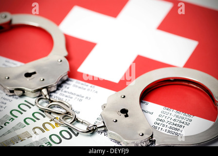 Schweizer Flagge, Adressliste und Handschellen, symbolisches Bild Verkauf von Schweizer Bank-Daten Stockfoto